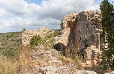 Kuzey İsrail 'deki Yukarı Celile' deki Haçlı Kalesi 'nin harabelerinde bulunan Tötonik Düzenin Büyük Efendileri' nin evinin avlusundaki büyük bir yemek odasının kalıntıları.