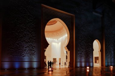 Abu Dabi, Birleşik Arap Emirlikleri, 19 Mart 2023: Abu Dabi şehrindeki Şeyh Zayed Büyük Camii 'nin gece manzarası, Birleşik Arap Emirlikleri