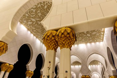 Abu Dabi, Birleşik Arap Emirlikleri, 19 Mart 2023: Abu Dabi şehrindeki Şeyh Zayed Büyük Camii 'ndeki dekoratif süslemelerin ihtişamı, Birleşik Arap Emirlikleri