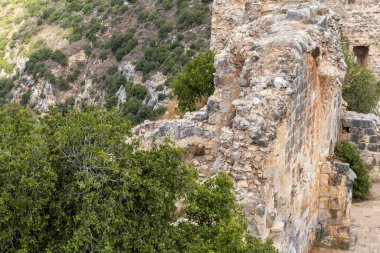 Dış kale duvarının kalıntıları, Kuzey İsrail 'deki Yukarı Celile' deki Haçlı Kalesi 'nin harabelerinde bulunan Tötonik Düzenin Büyük Efendileri' nin konutunun kalıntıları.