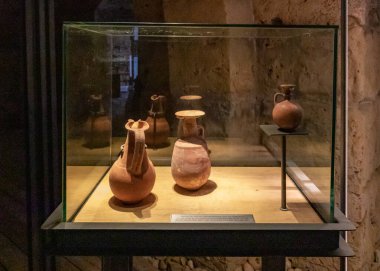 Acre, İsrail, 17 Haziran 2023: Phoeniciane döneminden kalma eserler İsrail 'in kuzeyindeki Acre kentindeki Tapınak Kalesinde sergileniyor