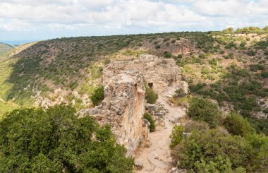 İsrail 'in kuzeyindeki Yukarı Celile' de yer alan Haçlı Kalesi 'nin yıkıntılarındaki Töton Düzeni' nin Büyük Efendileri 'nin sarayındaki tahkimatların kalıntıları.