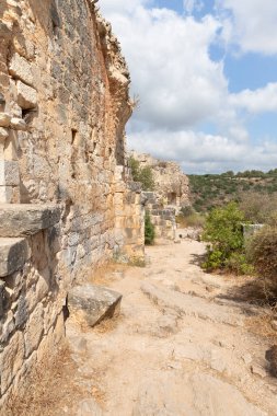 Avlunun kalıntıları, Kuzey İsrail 'deki Yukarı Celile' de bulunan Haçlı Kalesi 'nin yıkıntılarındaki Alman Düzeni' nin Büyük Efendileri 'nin konutunun kalıntıları.