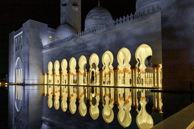 Abu Dabi, Birleşik Arap Emirlikleri, 19 Mart 2023: Abu Dabi şehrindeki Şeyh Zayed Büyük Camii 'nin gece manzarası, Birleşik Arap Emirlikleri