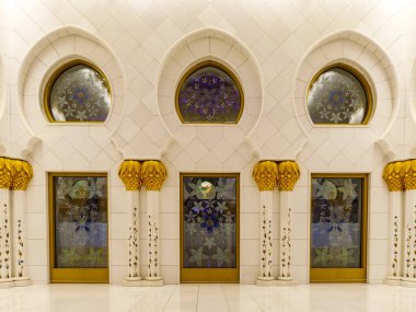 Abu Dabi, Birleşik Arap Emirlikleri, 19 Mart 2023: Birleşik Arap Emirlikleri, Abu Dabi şehrindeki Şeyh Zayed Büyük Camii 'nin iç dekorasyonunun ihtişamlı gece manzarası