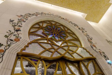 Abu Dabi, Birleşik Arap Emirlikleri, 19 Mart 2023: Birleşik Arap Emirlikleri, Abu Dabi şehrindeki Şeyh Zayed Büyük Camii 'nin iç dekorasyonunun ihtişamlı gece manzarası