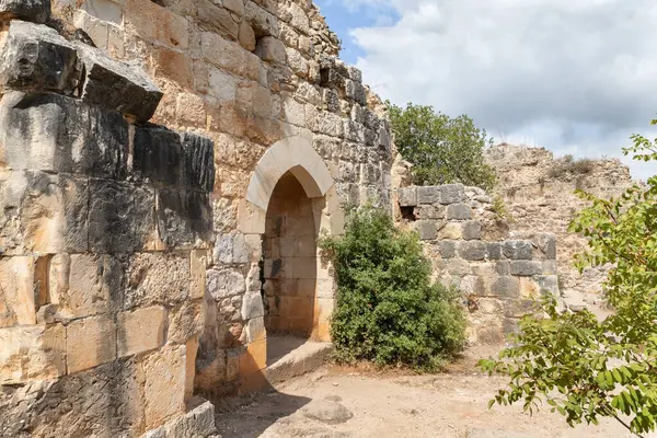 Avludaki kemerli geçit, Kuzey İsrail 'deki Yukarı Celile' deki Haçlı Kalesi 'nin harabelerindeki Töton Düzeni' nin Büyük Efendileri 'nin konutunun kalıntıları.