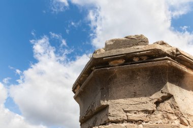 İsrail 'in kuzeyindeki Yukarı Celile' de yer alan Haçlı Kalesi 'nin yıkıntılarındaki Tötonik Düzenin Büyük Efendileri' nin konutunun kalıntılarında bir taş sütunun kalıntıları.