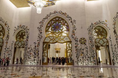 Abu Dabi, Birleşik Arap Emirlikleri, 19 Mart 2023: Birleşik Arap Emirlikleri, Abu Dabi şehrindeki Şeyh Zayed Büyük Camii 'nin iç dekorasyonunun ihtişamlı gece manzarası