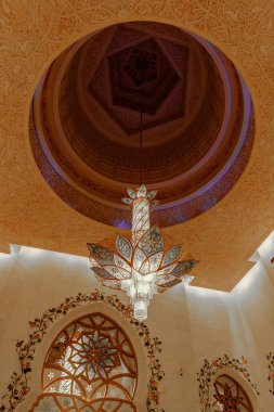 Abu Dabi, Birleşik Arap Emirlikleri, 19 Mart 2023: Birleşik Arap Emirlikleri, Abu Dabi şehrindeki Şeyh Zayed Büyük Camii 'nin içindeki Swarovski taşlarından yapılmış dekoratif dev avizelerin ihtişamı