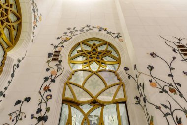 Abu Dabi, Birleşik Arap Emirlikleri, 19 Mart 2023: Birleşik Arap Emirlikleri, Abu Dabi şehrindeki Şeyh Zayed Büyük Camii 'nin iç dekorasyonunun ihtişamlı gece manzarası