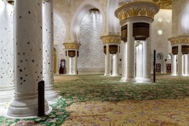 Abu Dabi, Birleşik Arap Emirlikleri, 19 Mart 2023: Birleşik Arap Emirlikleri, Abu Dabi şehrindeki Şeyh Zayed Büyük Camii 'nin iç dekorasyonunun ihtişamlı gece manzarası