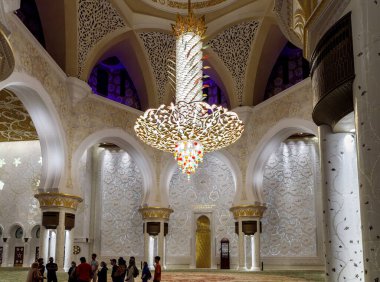 Abu Dabi, Birleşik Arap Emirlikleri, 19 Mart 2023: Birleşik Arap Emirlikleri, Abu Dabi şehrindeki Şeyh Zayed Büyük Camii 'nin içindeki Swarovski taşlarından yapılmış dekoratif dev avizelerin ihtişamı
