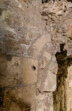Acre, İsrail, 17 Haziran 2023: İsrail 'in kuzeyindeki Acre eski kentindeki Tapınak Kalesi' ndeki Haçlılar zamanından kalma duvarların ve tünellerin antik masonluğu