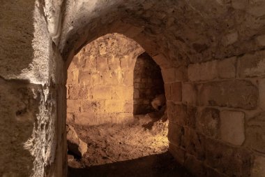 Acre, İsrail, 17 Haziran 2023: İsrail 'in kuzeyindeki Acre eski kentindeki Tapınak Kalesi' ndeki Haçlılar zamanından kalma duvarların ve tünellerin antik masonluğu