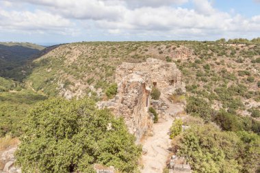 İsrail 'in kuzeyindeki Yukarı Celile' de yer alan Haçlı Kalesi 'nin yıkıntılarındaki Töton Düzeni' nin Büyük Efendileri 'nin sarayındaki tahkimatların kalıntıları.