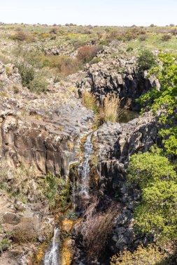 Gözlem güvertesinden Kuzey İsrail 'deki Yehudia Ulusal Doğal Parkı' ndaki büyük Zavitan düşüşüne bakın.