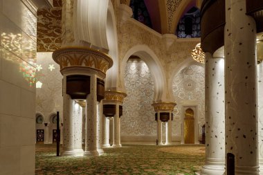 Abu Dabi, Birleşik Arap Emirlikleri, 19 Mart 2023: Birleşik Arap Emirlikleri, Abu Dabi şehrindeki Şeyh Zayed Büyük Camii 'nin iç dekorasyonunun ihtişamı