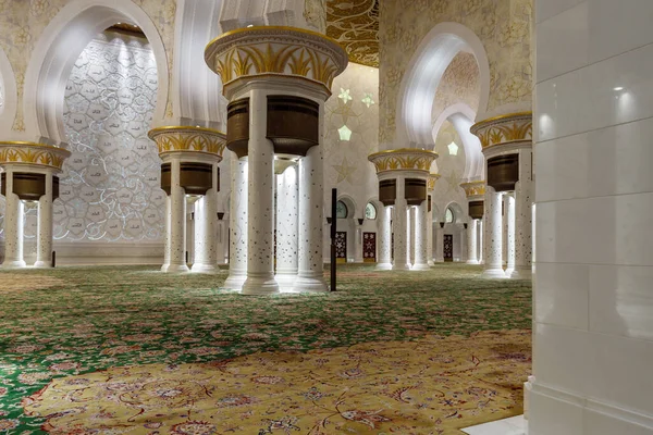 Abu Dabi, Birleşik Arap Emirlikleri, 19 Mart 2023: Birleşik Arap Emirlikleri, Abu Dabi şehrindeki Şeyh Zayed Büyük Camii 'nin iç dekorasyonunun ihtişamlı gece manzarası