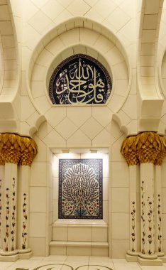 Abu Dabi, Birleşik Arap Emirlikleri, 19 Mart 2023: Birleşik Arap Emirlikleri, Abu Dabi şehrindeki Şeyh Zayed Büyük Camii 'nin iç dekorasyonunun ihtişamı