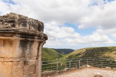 İsrail 'in kuzeyindeki Yukarı Celile' de yer alan Haçlı Kalesi 'nin harabelerinde, Tötonik Düzenin Büyük Efendileri' nin konutlarının harabelerinden oluşan kaleler arasındaki komşu geçitin görüntüsü.