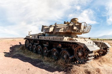 Yom Kippur Savaşı sırasında imha edilen bir İsrail tankı İsrail 'in kuzeyindeki Golan Tepeleri' ndeki OZ 77 Tank Tugayı Anıtı yakınlarındaki Gözyaşı Vadisi 'nde bulunuyor.