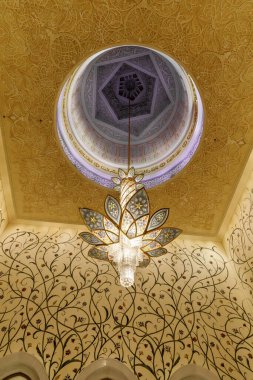 Abu Dabi, Birleşik Arap Emirlikleri, 19 Mart 2023: Birleşik Arap Emirlikleri, Abu Dabi şehrindeki Şeyh Zayed Büyük Camii 'nin içindeki Swarovski taşlarından yapılmış dekoratif dev avizelerin ihtişamı