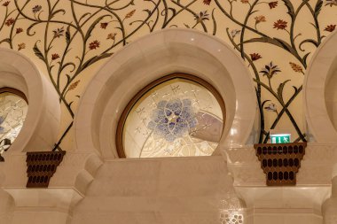 Abu Dabi, Birleşik Arap Emirlikleri, 19 Mart 2023: Birleşik Arap Emirlikleri, Abu Dabi şehrindeki Şeyh Zayed Büyük Camii 'nin iç dekorasyonunun ihtişamı