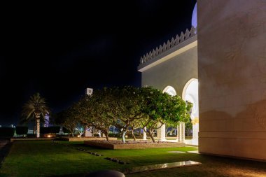 Abu Dabi, Birleşik Arap Emirlikleri, 19 Mart 2023: Birleşik Arap Emirlikleri, Abu Dabi şehrindeki Şeyh Zayed Büyük Camii 'nin dekoratif avlusunun gece manzarası