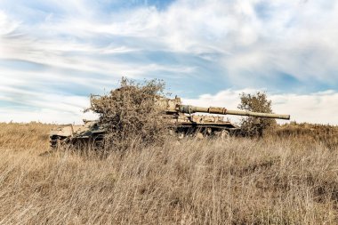 İsrail 'in kuzeyindeki Golan Tepeleri' ndeki OZ 77 Tank Tugayı Anıtı yakınlarındaki Gözyaşı Vadisi 'nde Yom Kippur Savaşı sırasında imha edilen bir İsrail tankı bulunuyor.