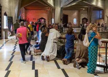 Nasıra, İsrail, 17 Eylül 2023: Cemaat üyeleri İsrail 'in kuzeyindeki Nasıra şehrindeki Annunciation Kilisesi' nin ana salonunda diz çöküp dua ediyorlar.