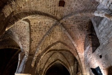 Acre, İsrail, 17 Haziran 2023: Taş, İsrail 'in kuzeyindeki Acre eski şehrindeki Tapınak Kalesi' nin yemek odasındaki kemerli kasa.