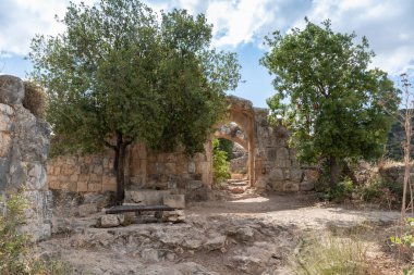 Avlunun kalıntıları, Kuzey İsrail 'deki Yukarı Celile' de bulunan Haçlı Kalesi 'nin yıkıntılarındaki Alman Düzeni' nin Büyük Efendileri 'nin konutunun kalıntıları.