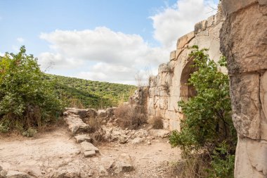 Avlunun kalıntıları, Kuzey İsrail 'deki Yukarı Celile' de bulunan Haçlı Kalesi 'nin yıkıntılarındaki Alman Düzeni' nin Büyük Efendileri 'nin konutunun kalıntıları.