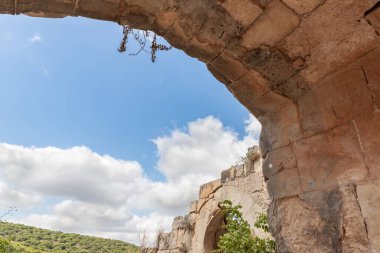 Avlunun kalıntıları, Kuzey İsrail 'deki Yukarı Celile' de bulunan Haçlı Kalesi 'nin yıkıntılarındaki Alman Düzeni' nin Büyük Efendileri 'nin konutunun kalıntıları.