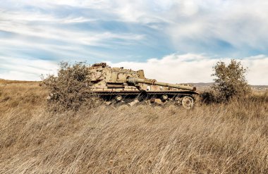Yom Kippur Savaşı sırasında imha edilen bir İsrail tankı OZ 77 Tank Tugayı Anıtı yakınlarındaki Gözyaşı Vadisi 'nde İsrail' in kuzeyindeki Golan Tepeleri 'nde duruyor.