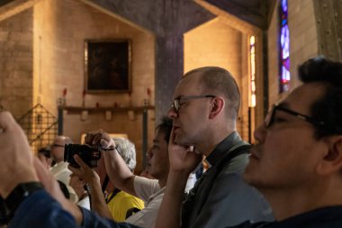 Nasıra, İsrail, 17 Eylül 2023: Bir cemaat üyesi, Kuzey İsrail 'deki Nasıra şehrindeki Annunciation Kilisesi' nin ana sunağında gözleri kapalı dua ediyor.