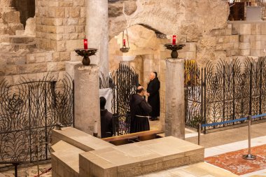 Nasıra, İsrail, 17 Eylül 2023: Keşişler, İsrail 'in kuzeyindeki Nasıra kentindeki Anonim Kilisesi' nin ana mihrabında Pazar günü öğleden sonra genel namazına öncülük ettiler.