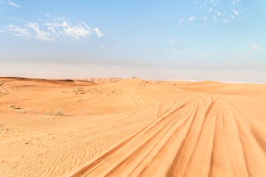Dubai şehri yakınlarındaki kumlu çölün görkemli ihtişamı, Birleşik Arap Emirlikleri