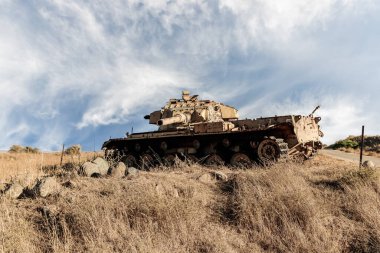 İsrail tankının kalıntıları, İsrail 'in kuzeyindeki Golan Tepeleri' nde Suriye sınırına yakın Gözyaşı Vadisi 'ndeki Yom Kippur Savaşı sırasında yok edildi.