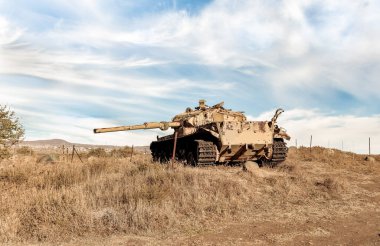 İsrail tankının kalıntıları, İsrail 'in kuzeyindeki Golan Tepeleri' ndeki Suriye sınırı yakınlarındaki Gözyaşı Vadisi 'nde Yom Kippur Savaşı sırasında imha edildi.