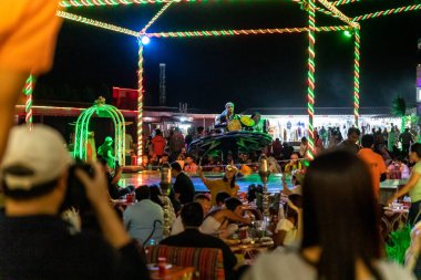 Dubai, Birleşik Arap Emirlikleri, 20 Mart 2023: Sahnedeki dansçı, Dubai 'de, Birleşik Arap Emirlikleri yakınlarındaki kumlu çölde, Macera Gezegeni Turizminde geleneksel Arap performansını sergiliyor.