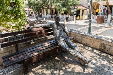 Zikhron Yaakov, İsrail, 08 Temmuz 2023: J. Seward Johnson Jr. 'ın bir işçi heykeli, İsrail' in kuzeyindeki Zikhron Yaakov kentindeki Hameyasdim caddesindeki bir bankta oturuyor.