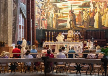 Nasıra, İsrail, 17 Eylül 2023: Keşiş, Kuzey İsrail 'deki Nasıra şehrindeki Annunciation Kilisesi' nin üst katındaki ibadet sırasında komünyon sırasında altın bir kupadan içer.