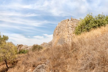 İsrail 'in kuzeyindeki Golan Tepeleri' nde Suriye ve Lübnan sınırı yakınında yer alan ortaçağ kalesi Nimrod-Subeiba Kalesi 'nin yuvarlak kulesinin kalıntılarıyla tepenin alt manzarası.