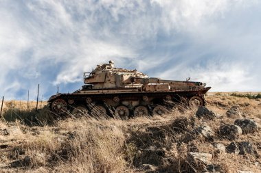 İsrail tankının kalıntıları, İsrail 'in kuzeyindeki Golan Tepeleri' ndeki Suriye sınırı yakınlarındaki Gözyaşı Vadisi 'nde Yom Kippur Savaşı sırasında yok edildi.