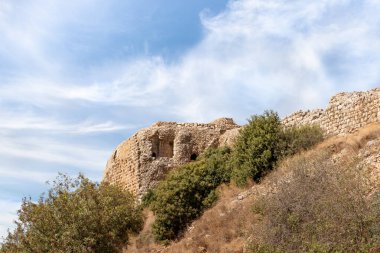 İsrail 'in kuzeyindeki Golan Tepeleri' nde Suriye ve Lübnan sınırına yakın, ortaçağ kalesi Nimrod - Qalaat al-Subeiba 'nın yıkık köşe kulesine sahip bir tepenin alt manzarası.