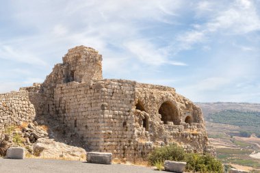İsrail 'in kuzeyindeki Golan Tepeleri' nde Suriye ve Lübnan sınırına yakın olan ortaçağ kalesi Nimrod - Qalaat al-Subeiba 'nın köşe kulesinin kalıntıları.