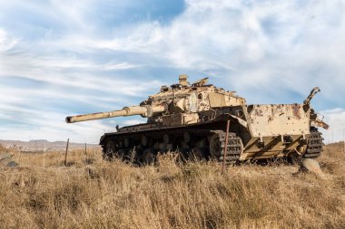 İsrail tankının kalıntıları, İsrail 'in kuzeyindeki Golan Tepeleri' nde Suriye sınırına yakın Gözyaşı Vadisi 'ndeki Yom Kippur Savaşı sırasında yok edildi.