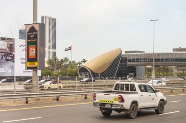 Dubai, Birleşik Arap Emirlikleri, 21 Mart 2023: Dubai şehri Birleşik Arap Emirlikleri metro istasyonunun bir turist otobüsünün penceresinden görüntü